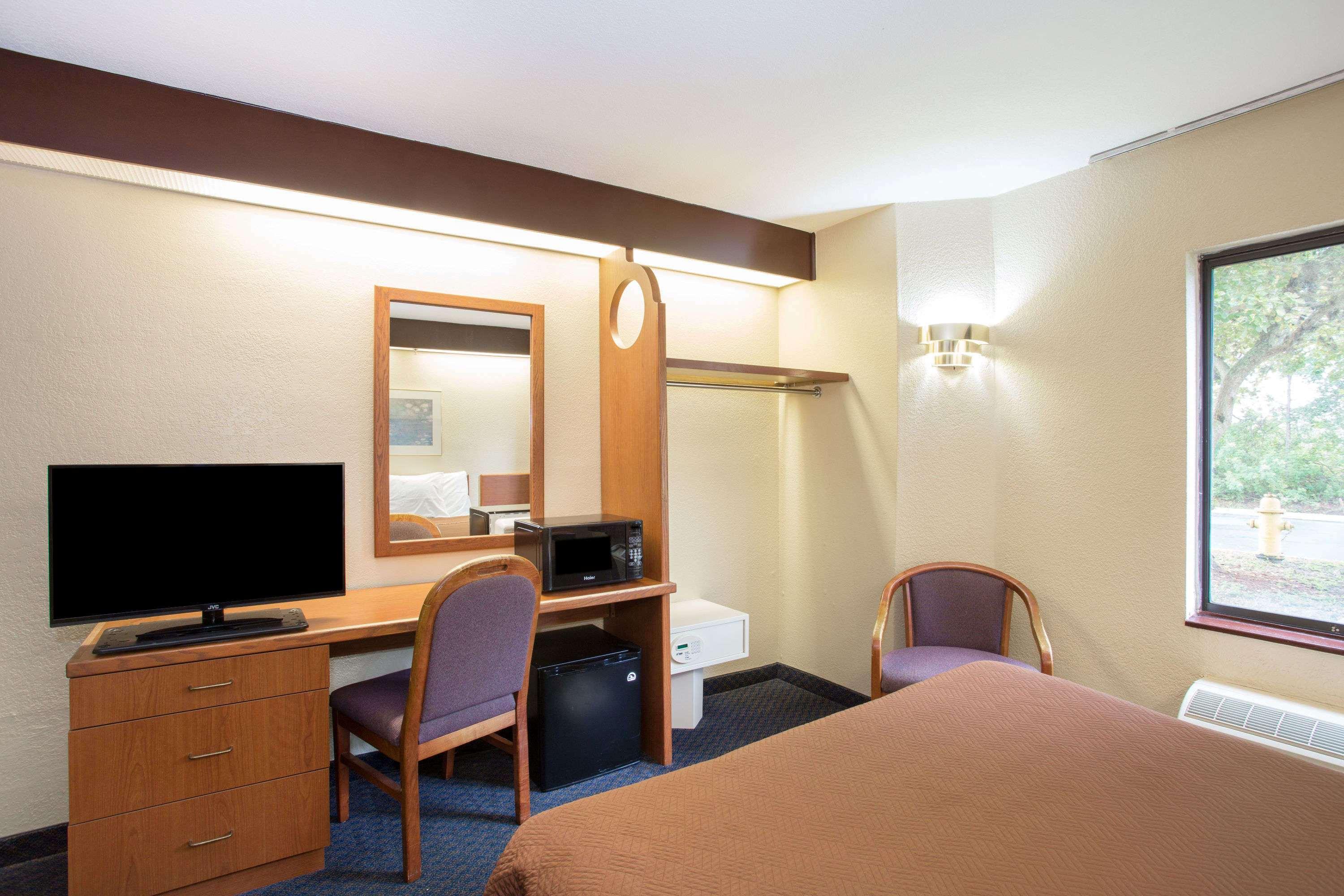 Travelodge By Wyndham Fort Myers Airport 21/23