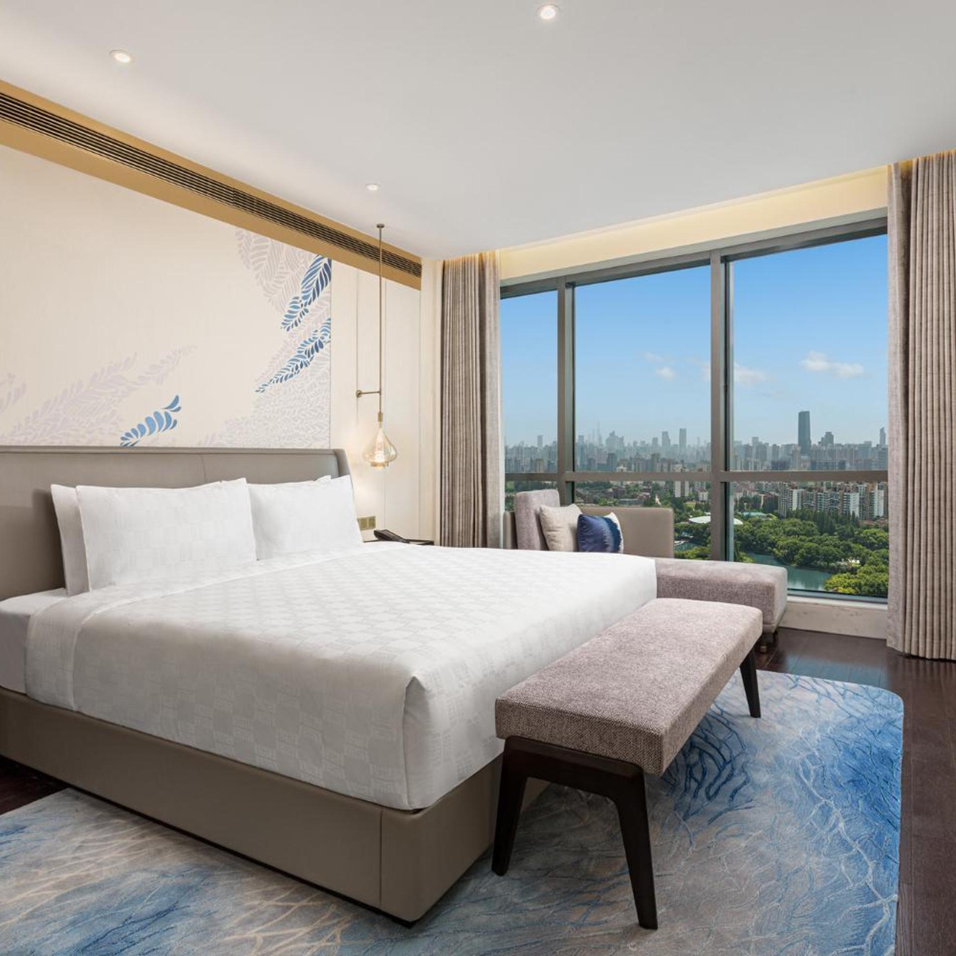 1 Bedroom, Suite, King Bed, Living Area, Middle Floor