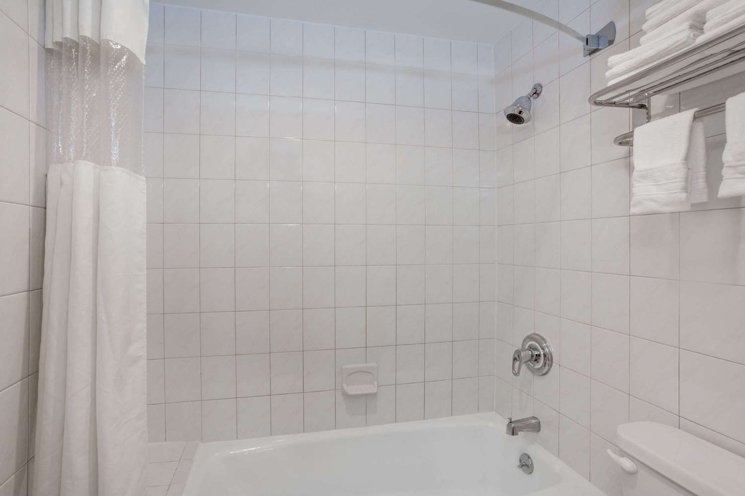 Days Inn by Wyndham Woodbury Long Island 23/23