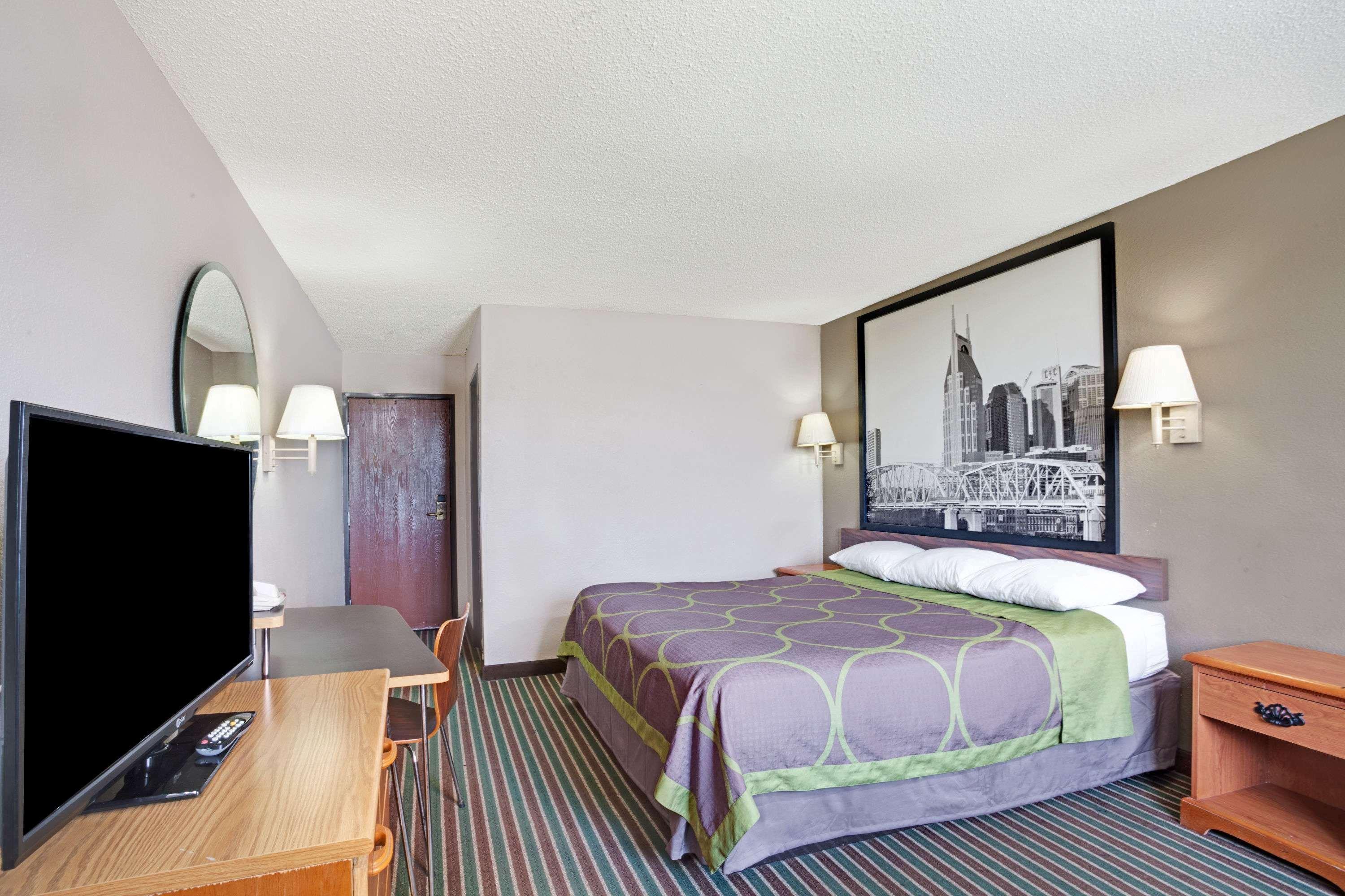 Super 8 By Wyndham Nashville/ Dntn/ Opryland Area 8/25