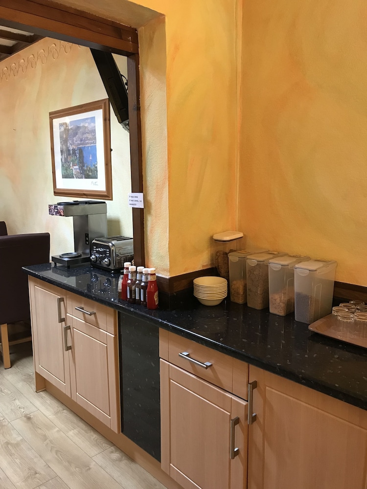 Warwick Lodge 24/24
