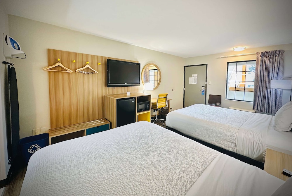 Room at Days Inn By Wyndham Alexandria, ALEXANDRIA - VA