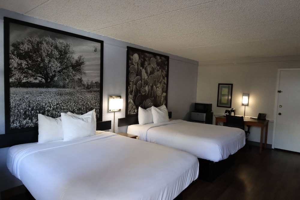 Super 8 by Wyndham Austin South / I-35 15/23