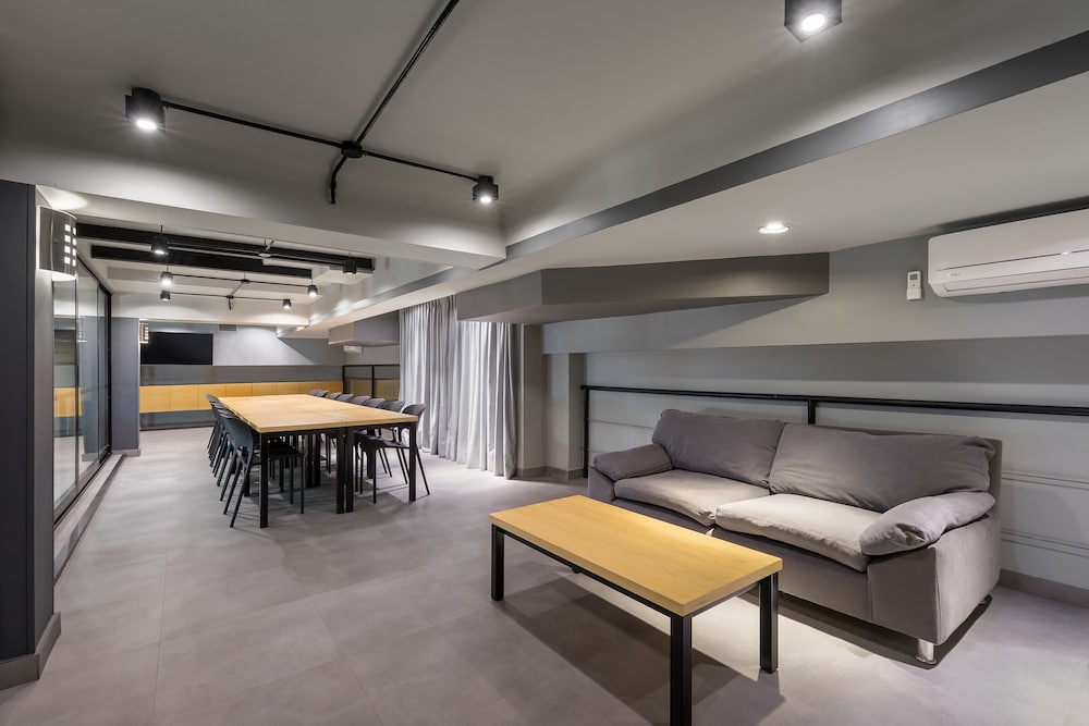 MILHOUSE HOSTEL AVENUE 48/65