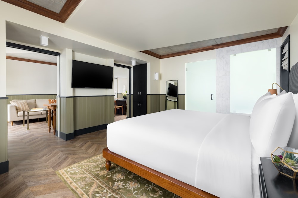 1 BEDROOM, SUITE