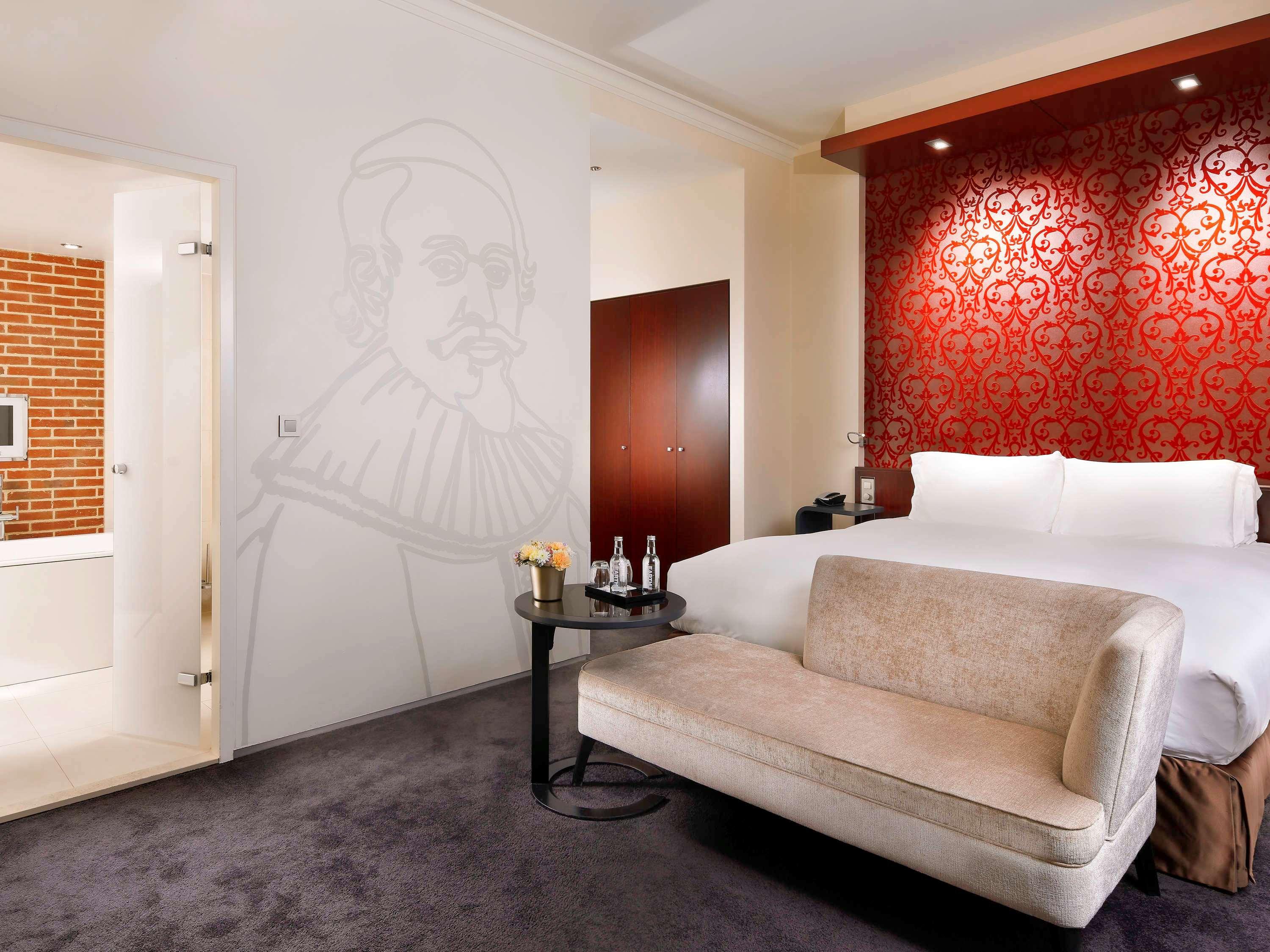 PRESTIGE, SUITE, KING BED, CANAL VIEW, BUTLER, LIVING AREA