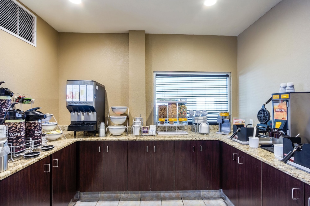 Comfort Inn & Suites Bellevue - Omaha Offutt AFB 33/42