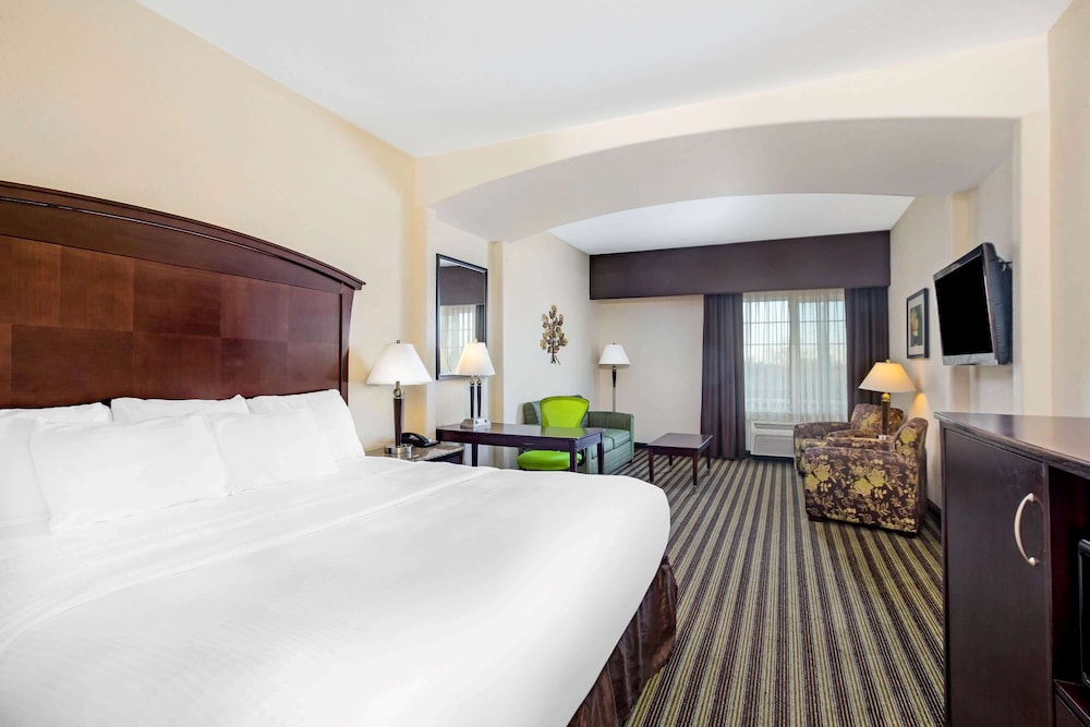 La Quinta Inn & Suites by Wyndham Fowler 17/61