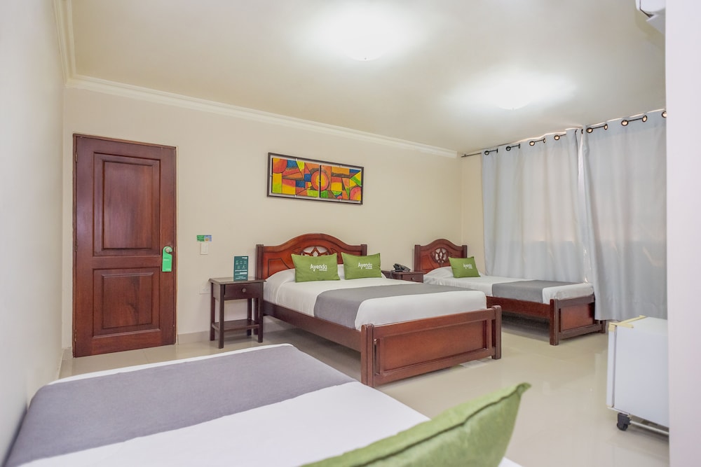 ROOM, QUADRUPLE