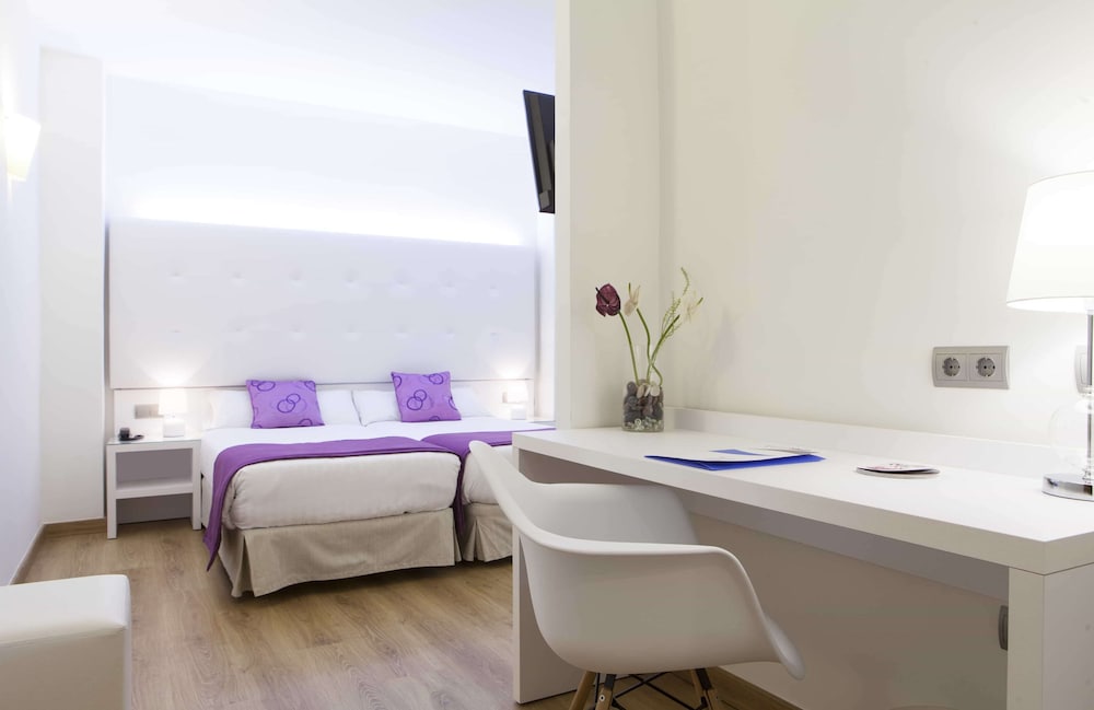 ROOM, DOUBLE OR TWIN BED