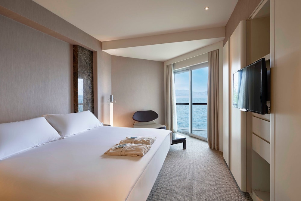 Senior, Suite, Queen Bed