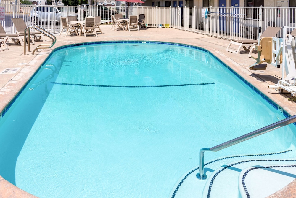 Motel6 Bakersfield, CA - Convention Center 26/37