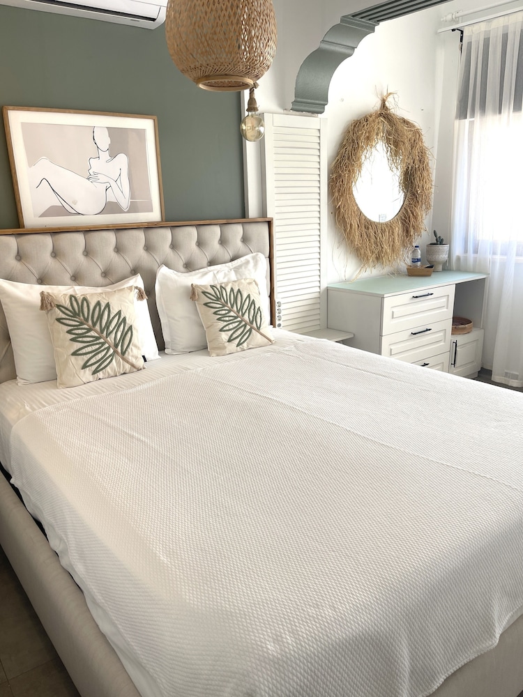 Standard, Queen Bed