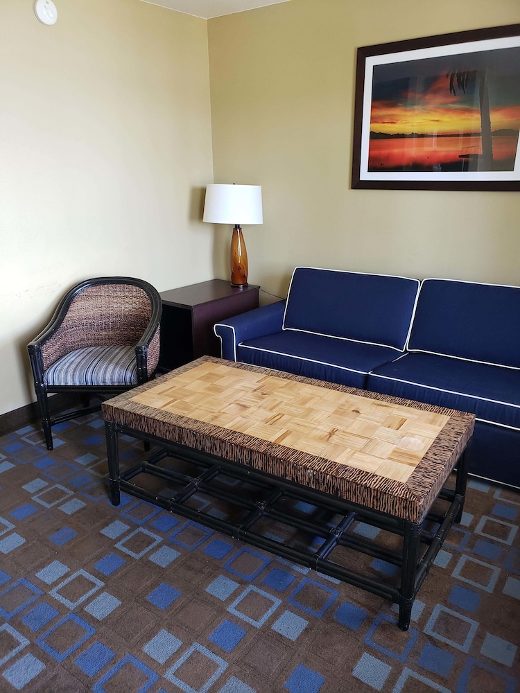 The Nautical Beachfront Resort 27/70
