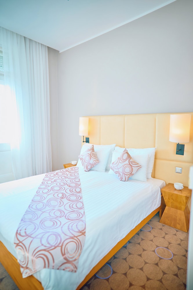 STANDARD, DOUBLE OR TWIN BED, CITY VIEW