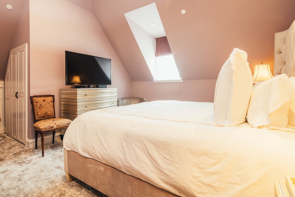DELUXE, KING BED