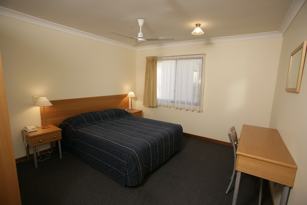 Governors Lodge Resort Hotel 10/69