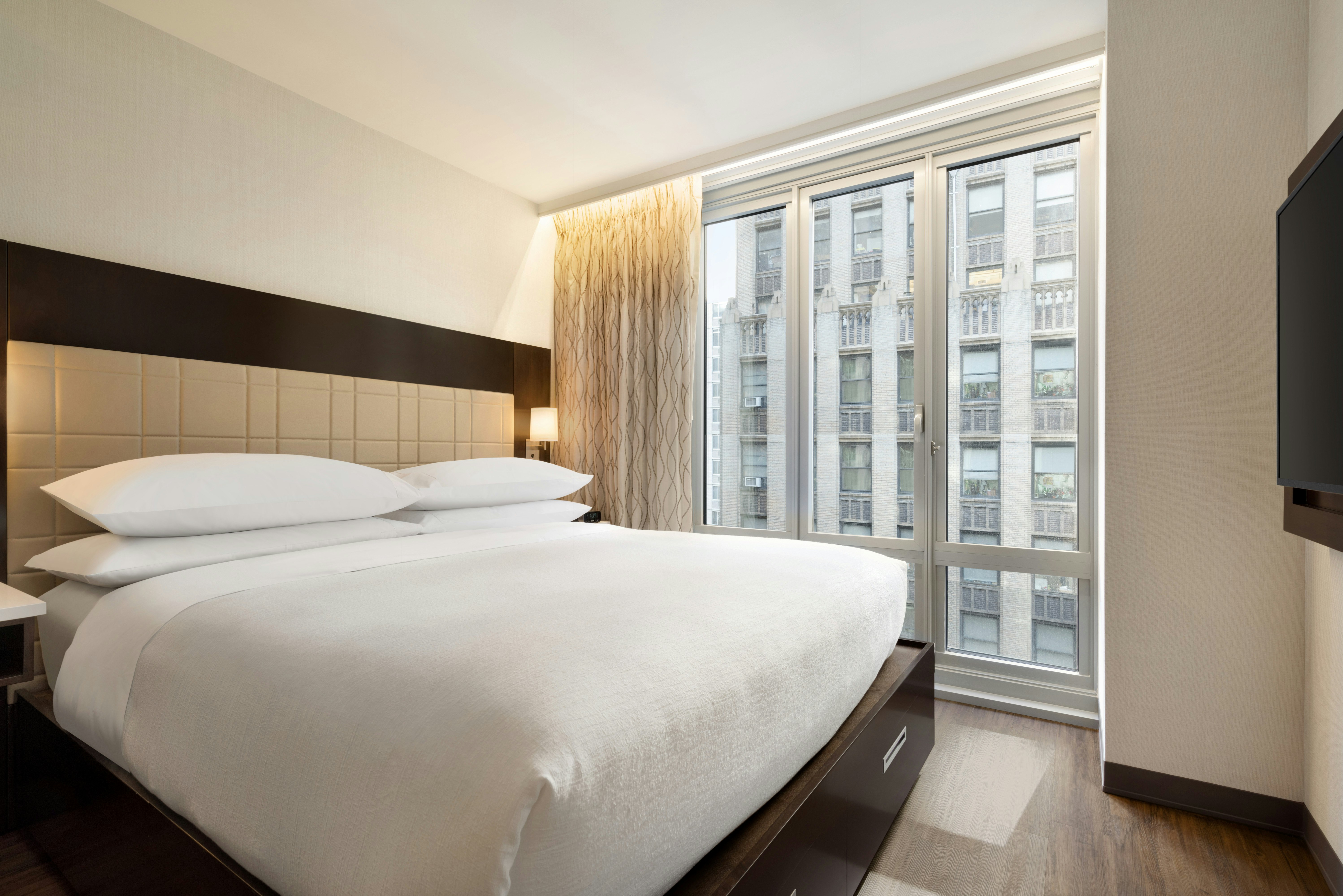 ROOM, KING BED, SKY VIEW
