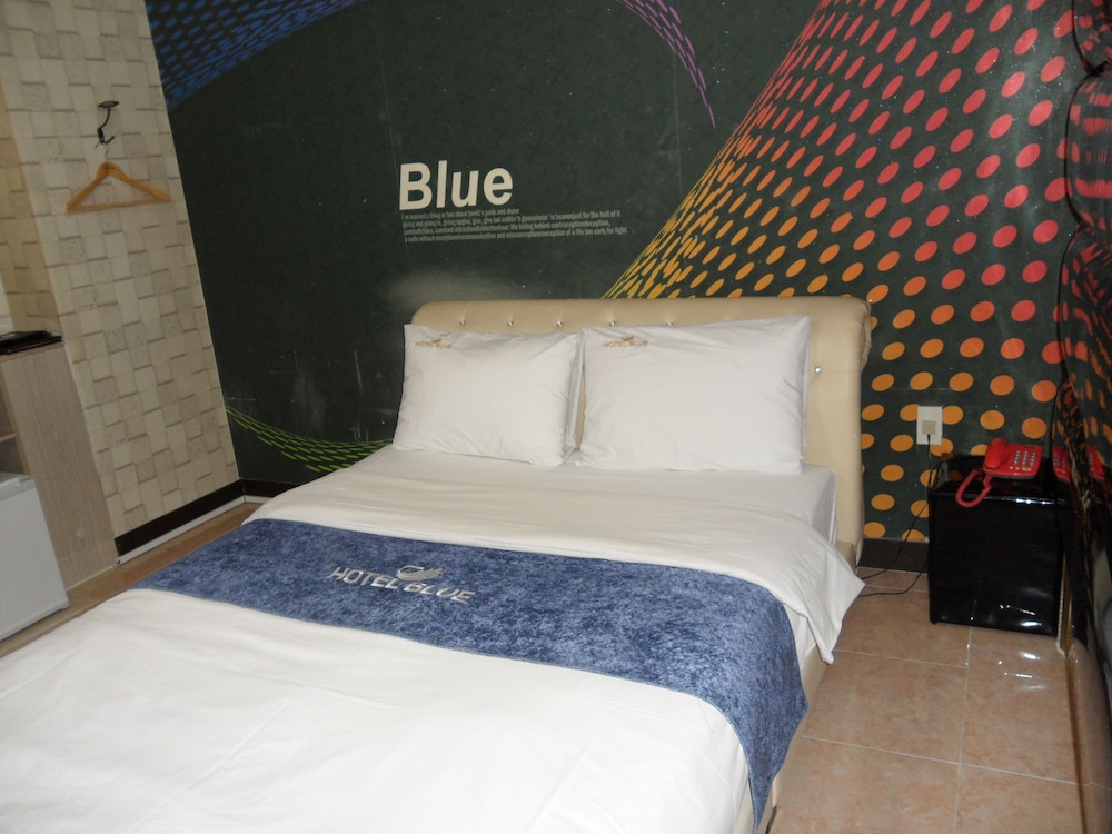 Blue Hotel 1/53