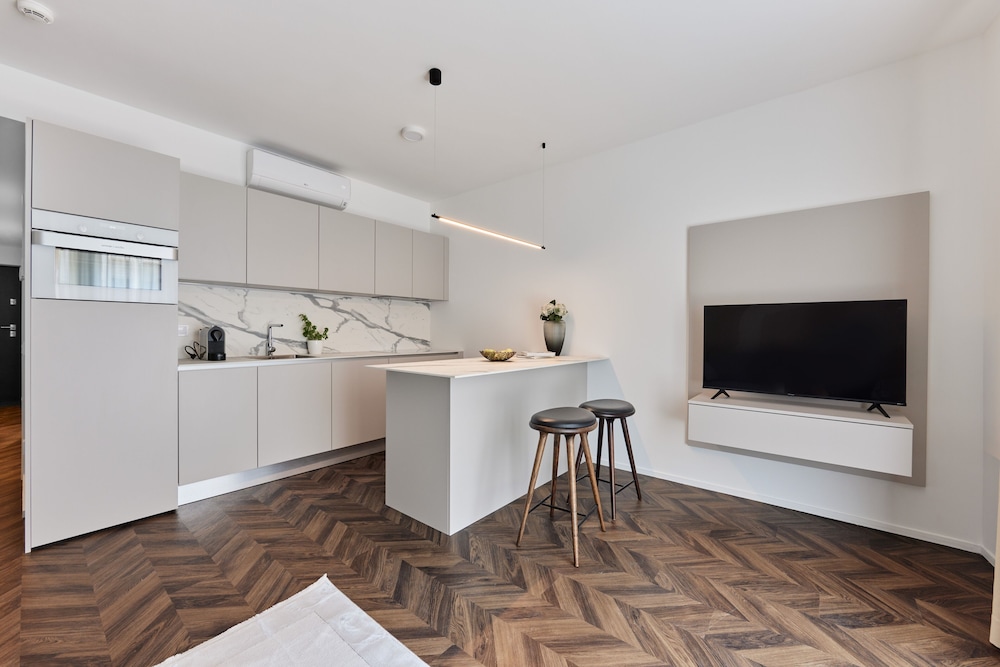 The Amberlyn Suite Hotel 44/50
