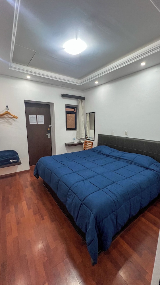 ROOM, KING BED