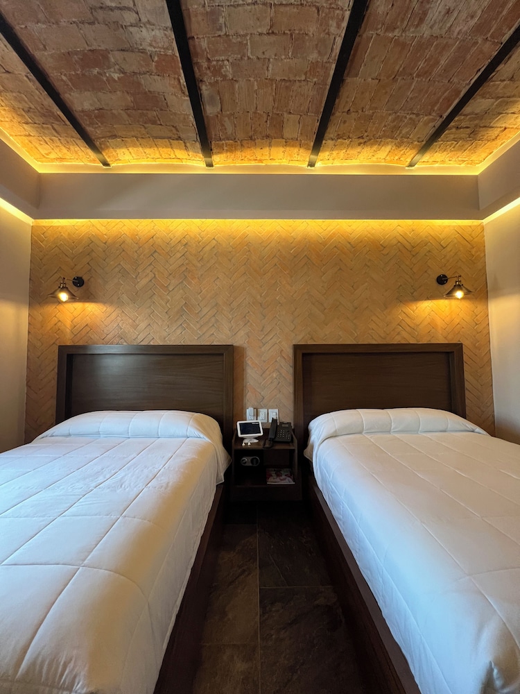 EXECUTIVE, 2 DOUBLE BEDS