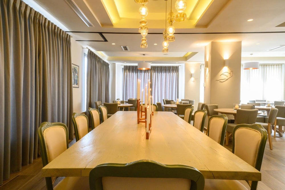 Emerald suites 27/32