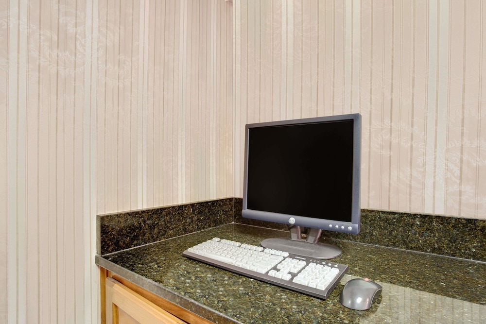 Days Inn by Wyndham Newport News City Center Oyster Point 17/22