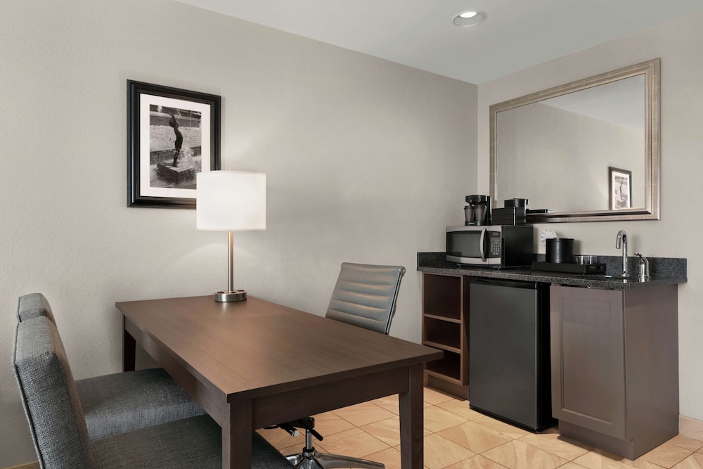 Embassy Suites by Hilton Charlotte Ayrsley 41/53