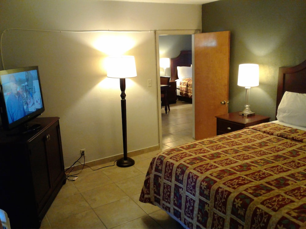 Express Inn & Suites - 5 Miles from St Petersburg Clearwater Airport 22/43
