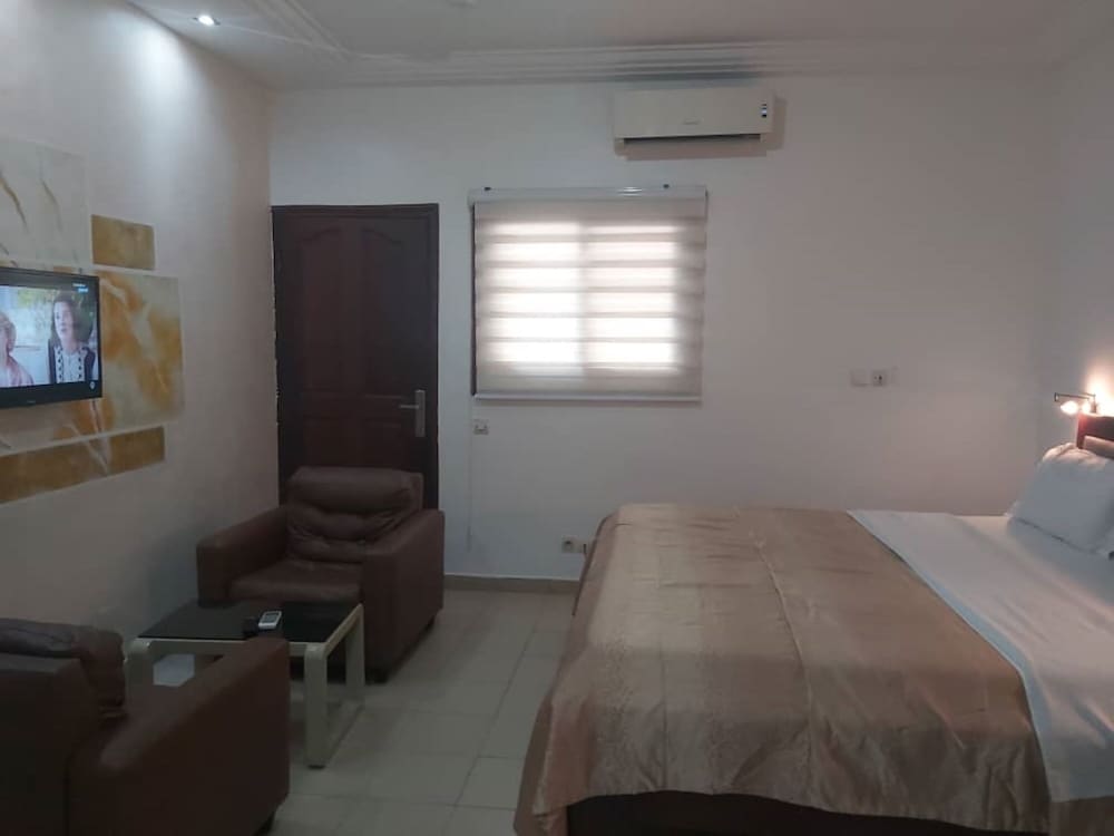 Studio, King Bed, Accessible