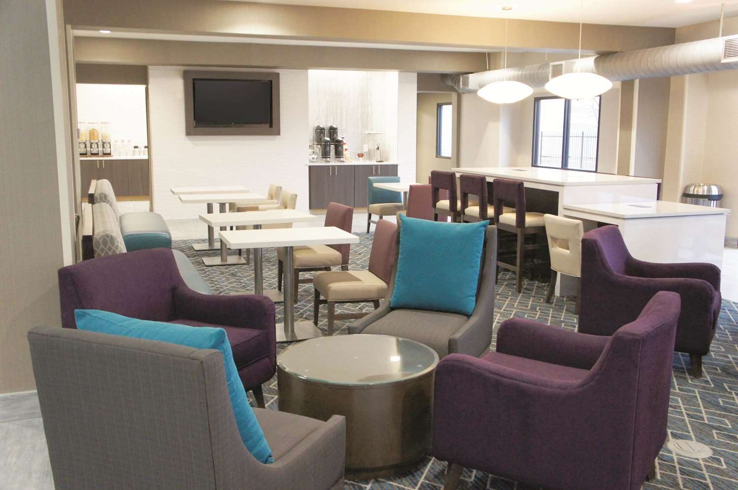 La Quinta Inn & Suites by Wyndham Wichita Airport 48/56