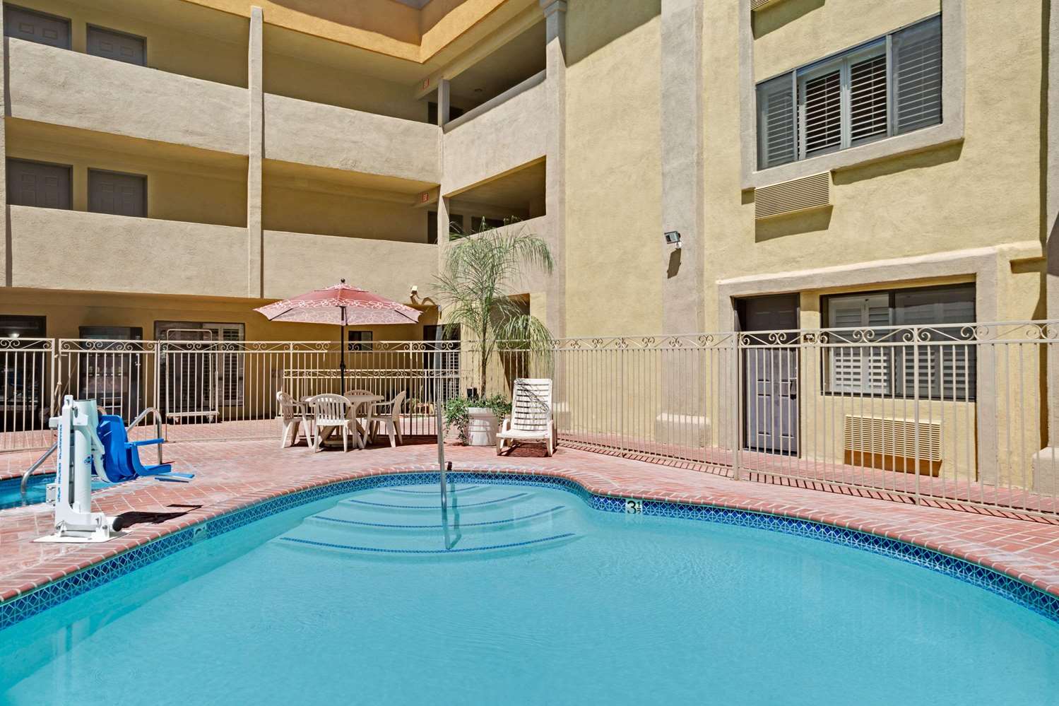 Days Inn by Wyndham West Covina 16/19