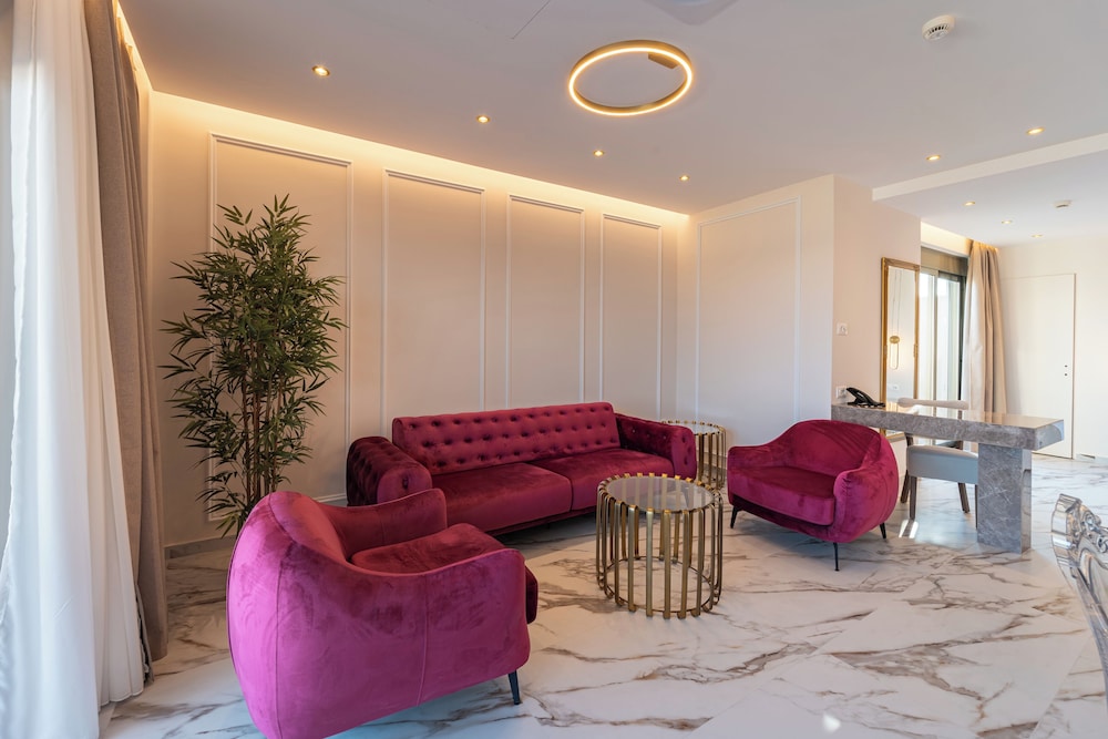 Philia Center Suites 54/73