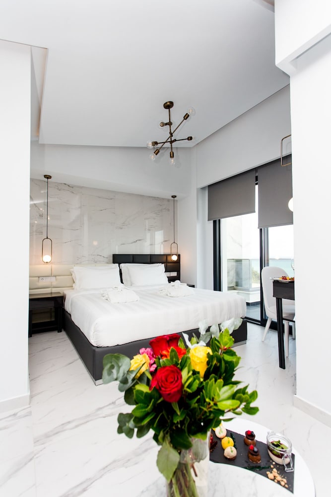 Crystal Villas & Suites 3/39