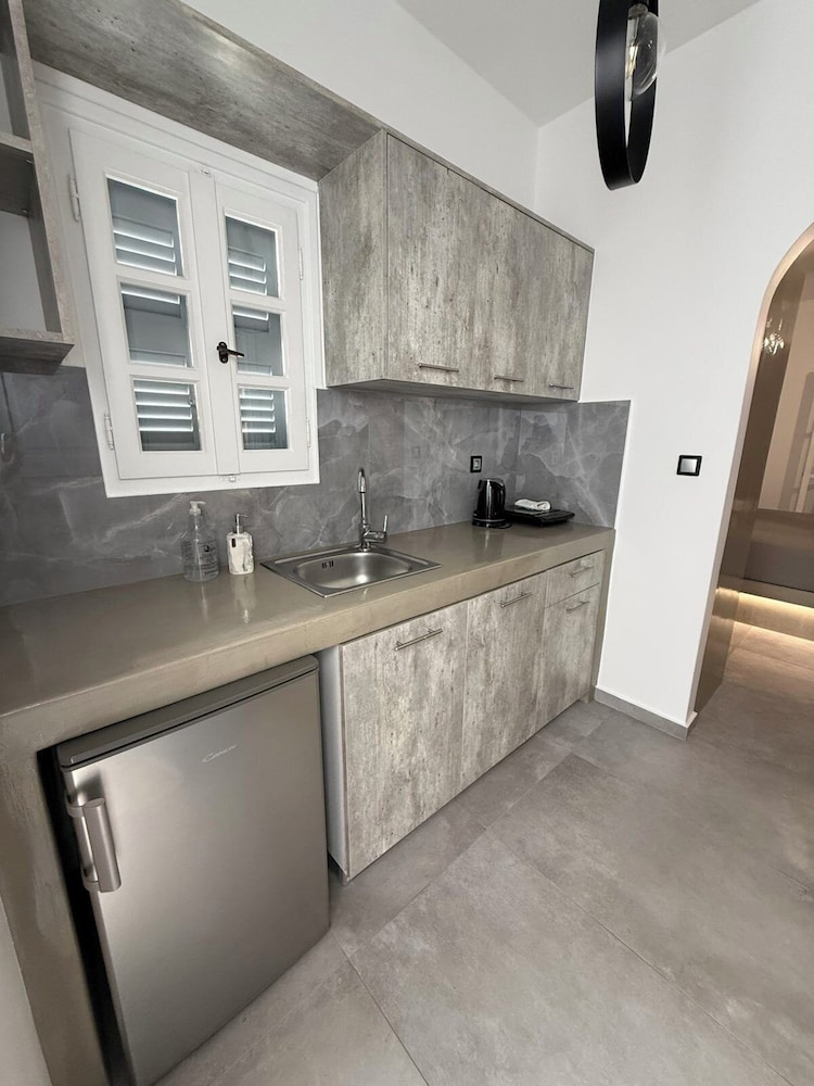 Zoumis Studios 6/50