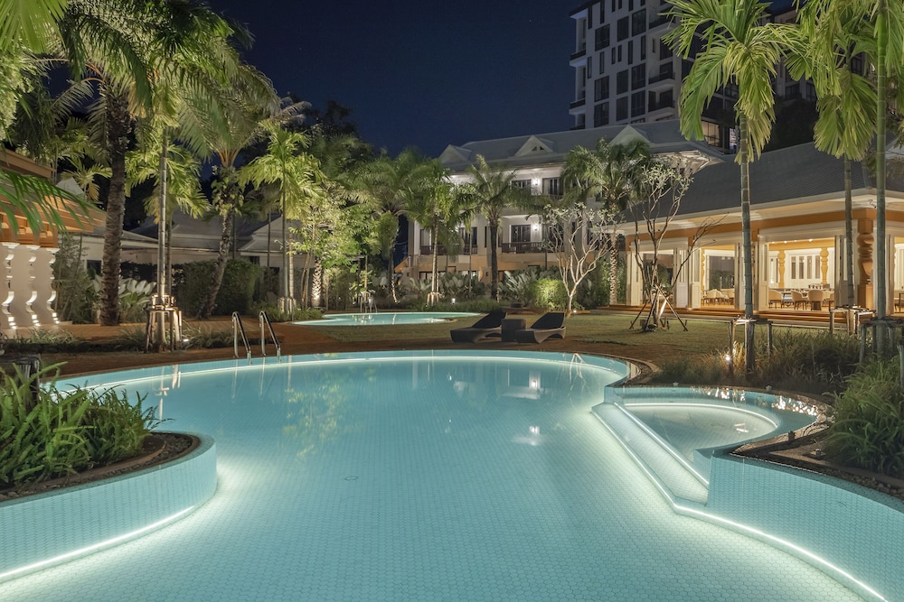 Royal Embassy Resort 5/65