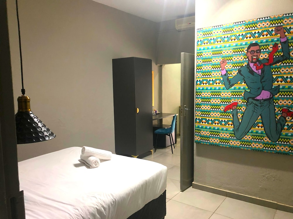 Elephant Springs Hotel &amp; Cabanas 35/80