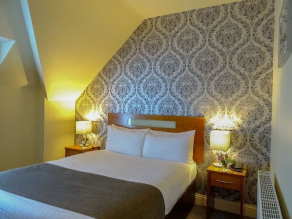 Raheen Woods Hotel 10/70