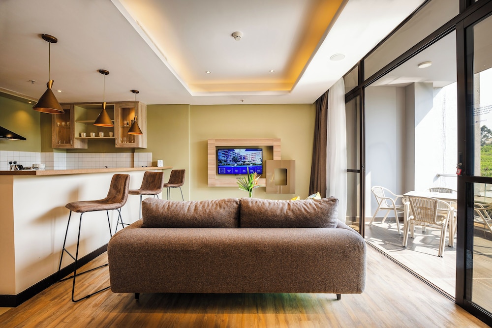 Trademark Suites at Enaki Town 25/60