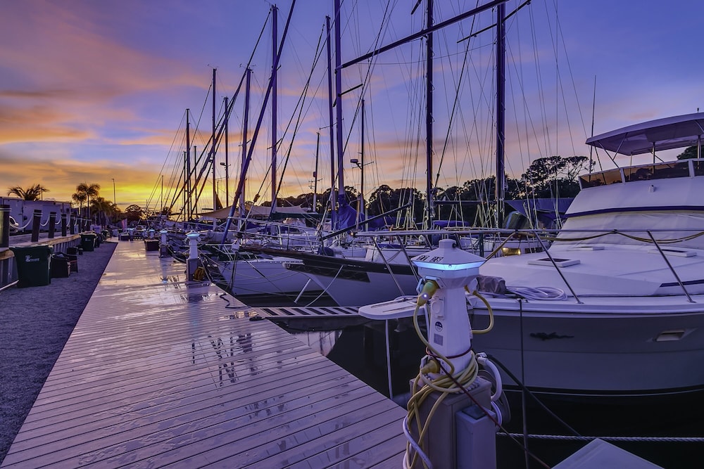 Cape Crossing Resort & Marina 62/68