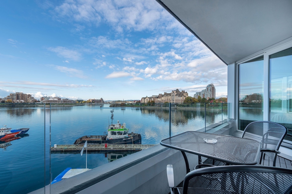 Victoria Regent Waterfront Hotel & Suites 71/86