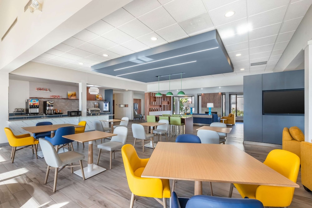 Comfort Inn and Suites Arlington Heights Wilke Rd 48/69