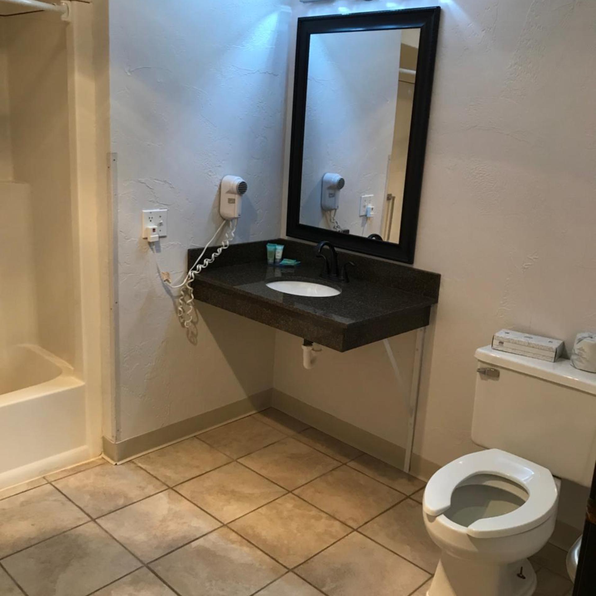 غرفة بسرير كوين لذوي الإعاقة، Pictured Rocks Inn & Suites 9/10