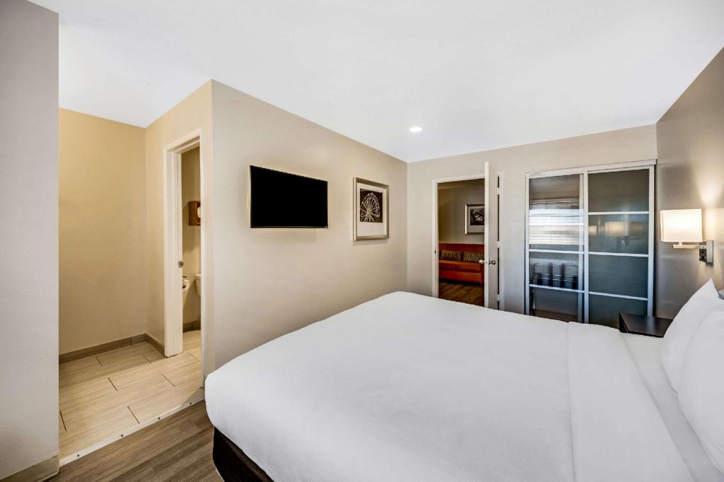 SUITE, KING BED