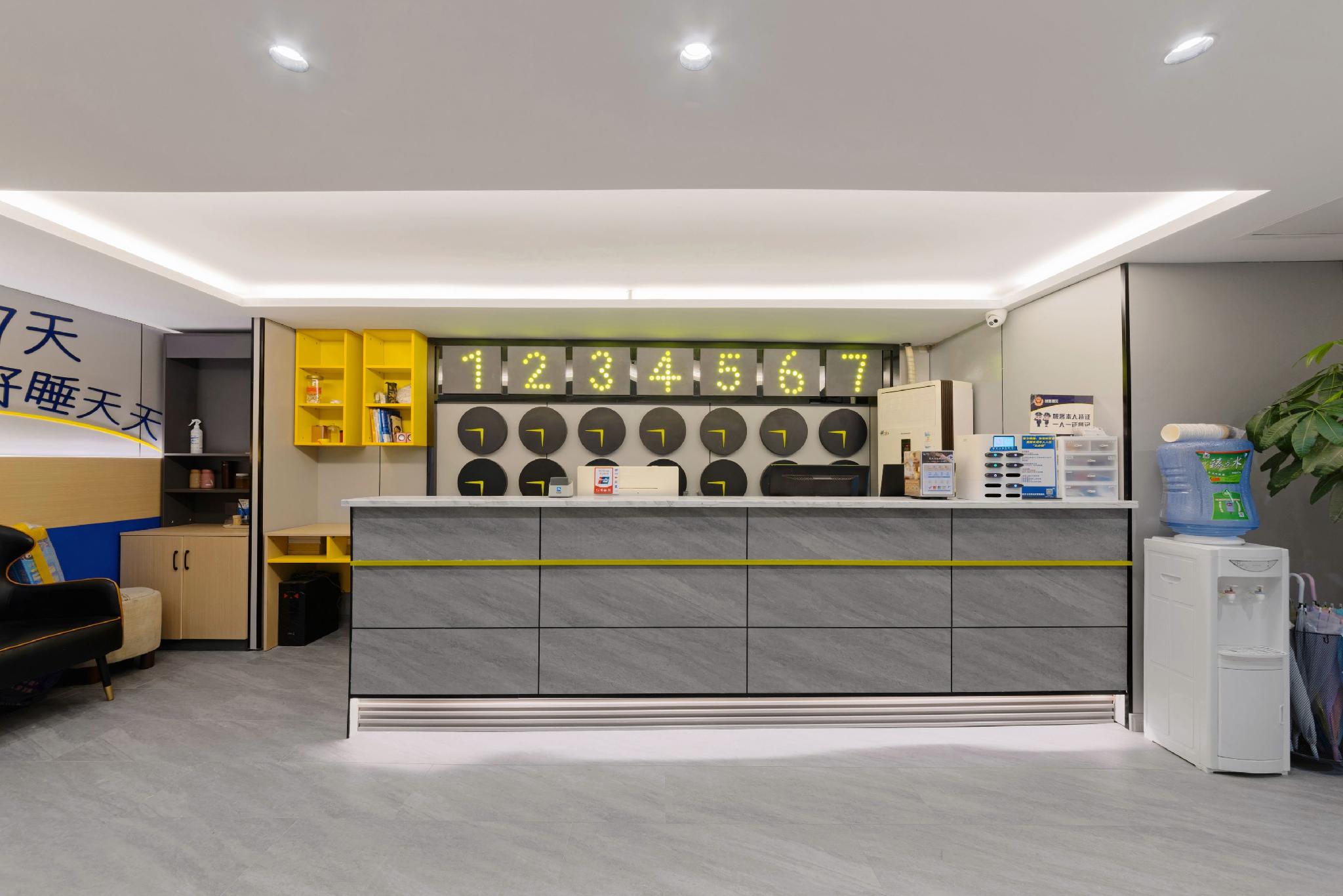 7 Days Premium (Chongqing Guanyinqiao Pedestrian Street Light Rail Station) 6/32