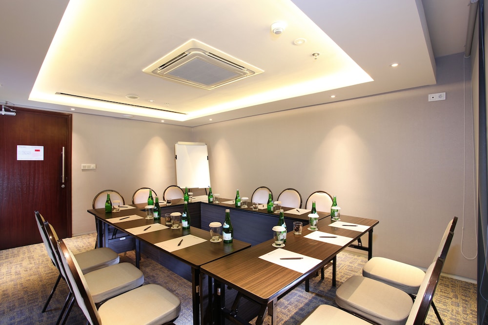 Swiss-Belhotel Pondok Indah 61/69