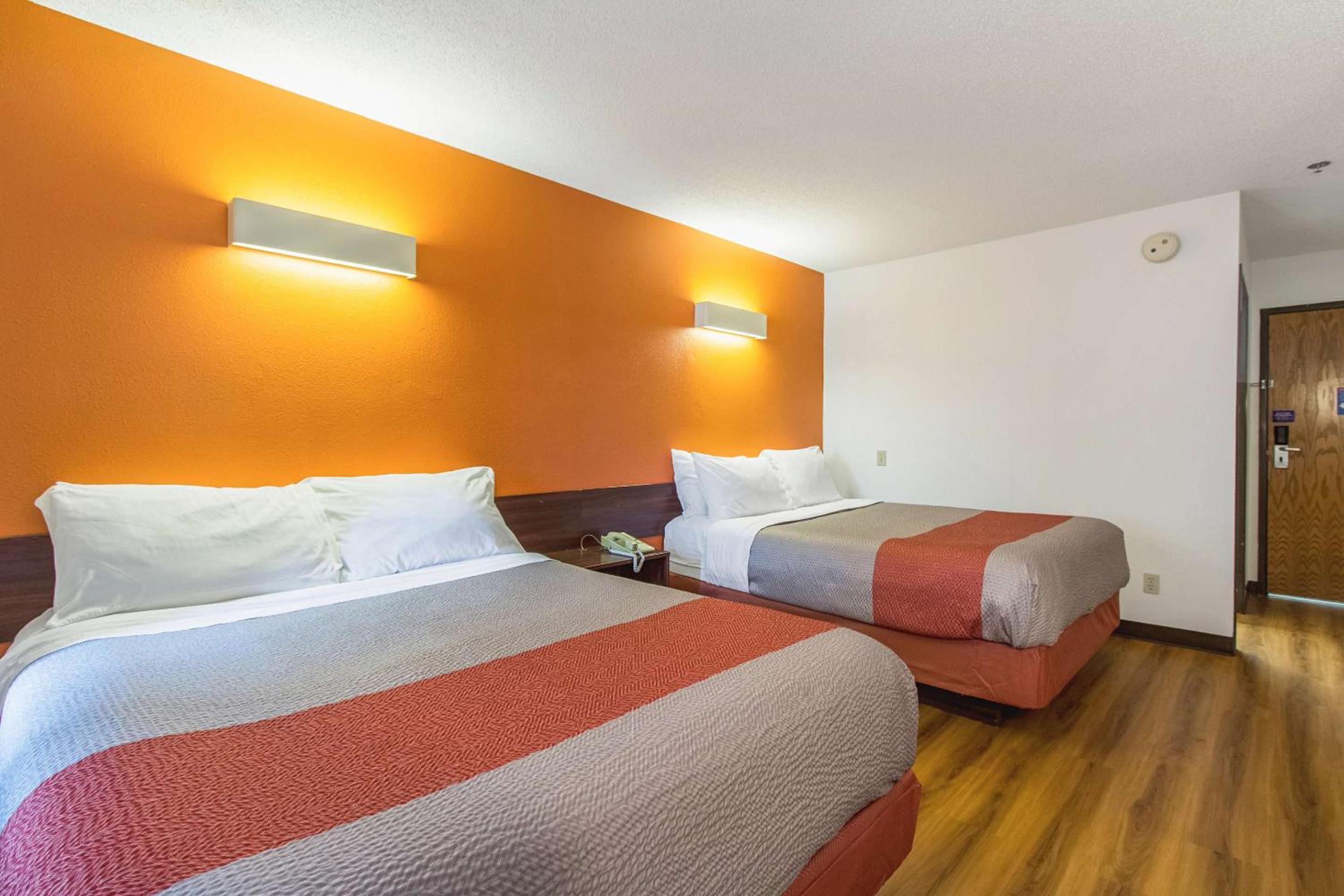 2 Queen Beds - Mob Acc RI Shwr Nsmk Micfridg