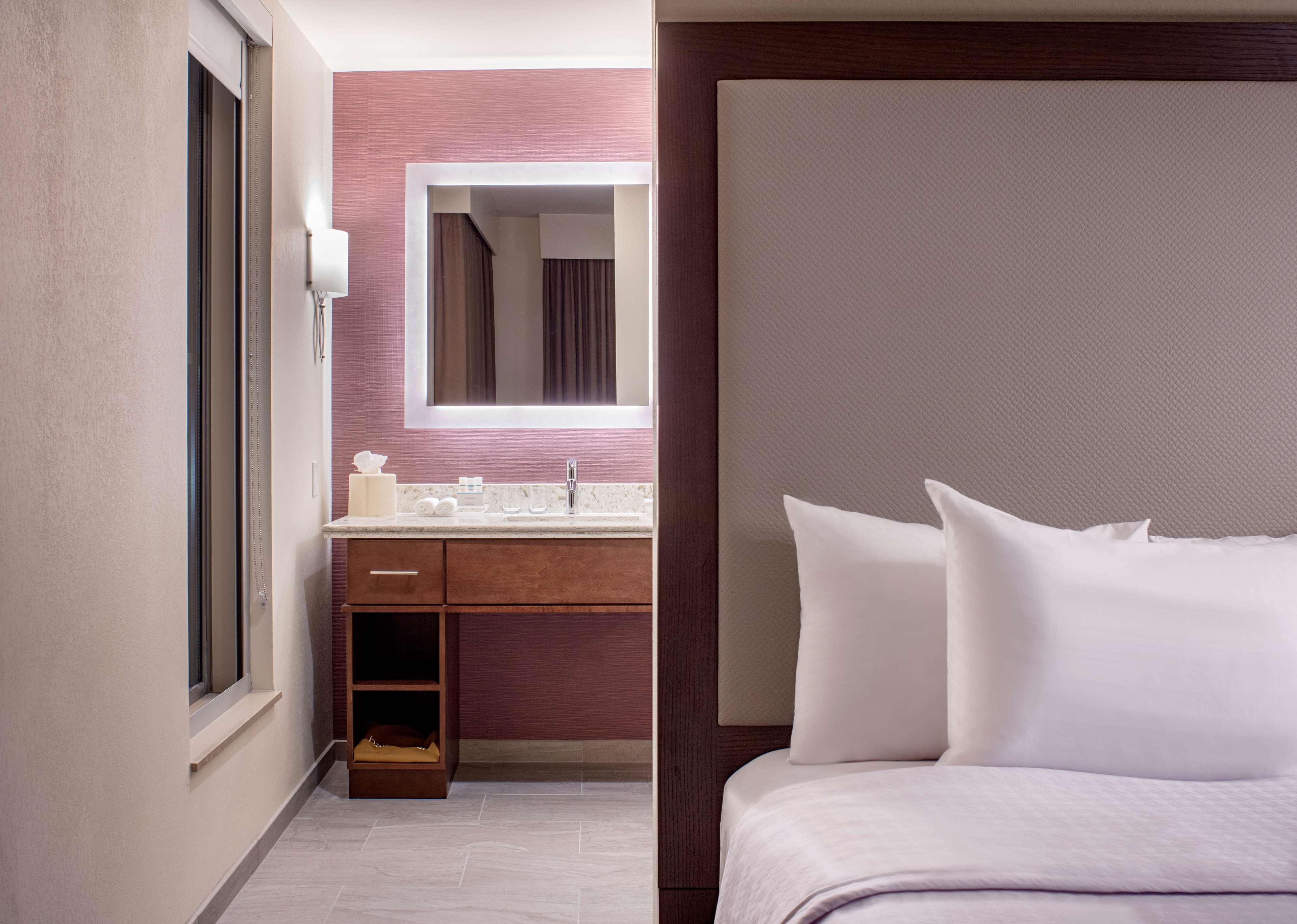 1 BEDROOM, SUITE, 2 QUEEN BEDS, SOFA
