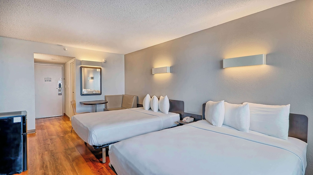 2 Queen Beds - Suite, Non-Smoking, Micfridge
